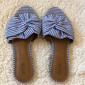 🎉3xHP🎉 {Abound} Blue and white striped slides